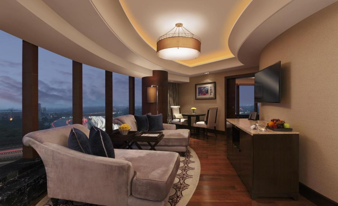 The Leela Ambience Gurugram Hotel & Residences - The Luxury Urban Sanctuary Γκουργκάον Εξωτερικό φωτογραφία A suite at the hotel
