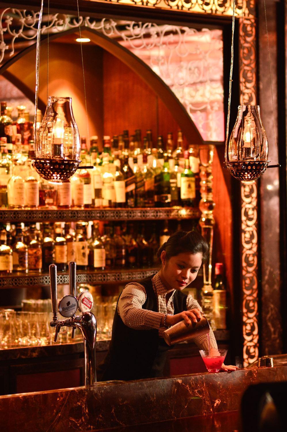 The Leela Ambience Gurugram Hotel & Residences - The Luxury Urban Sanctuary Γκουργκάον Εξωτερικό φωτογραφία The bar at the Monkey Bar