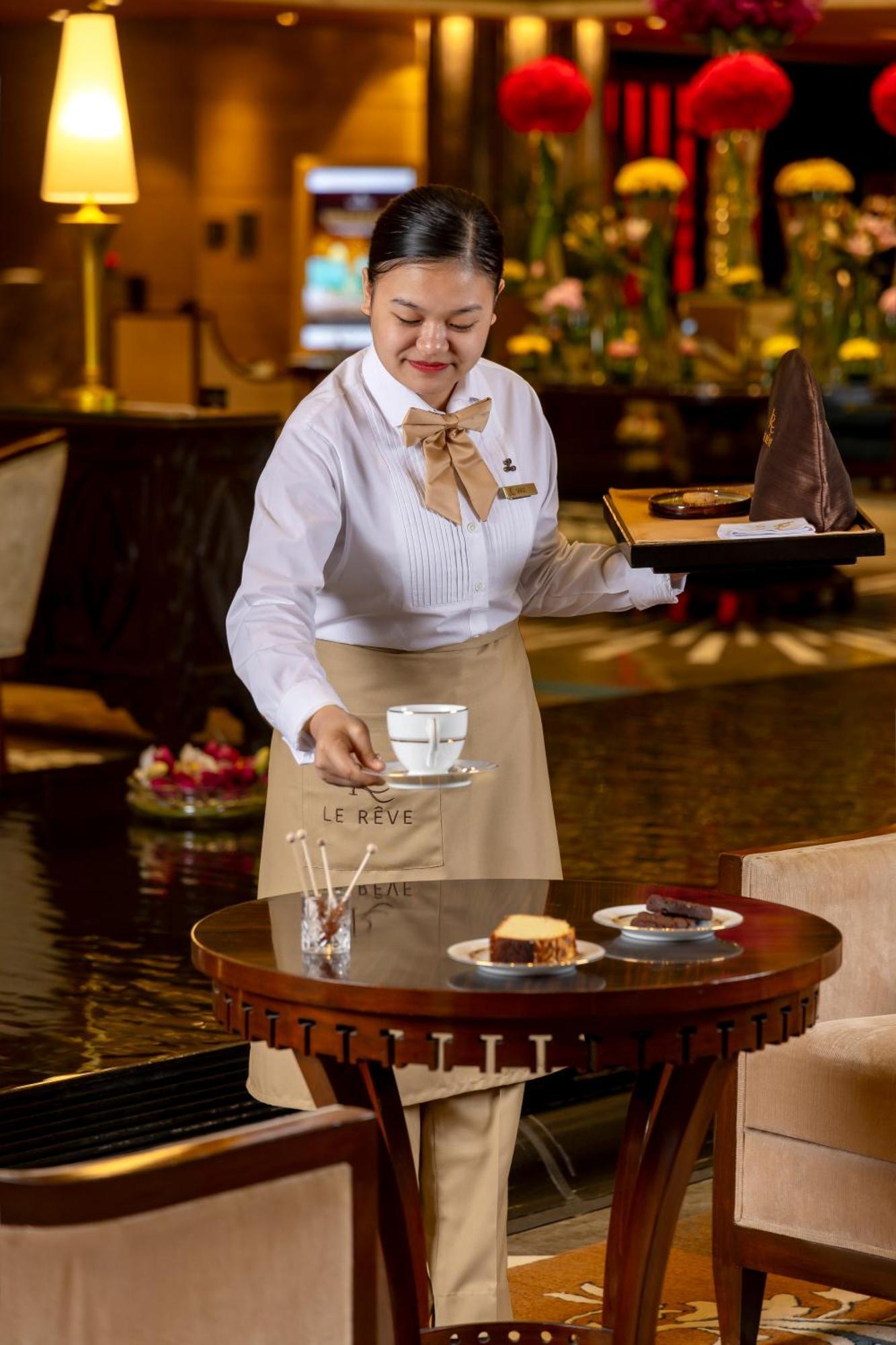 The Leela Ambience Gurugram Hotel & Residences - The Luxury Urban Sanctuary Γκουργκάον Εξωτερικό φωτογραφία A server at work