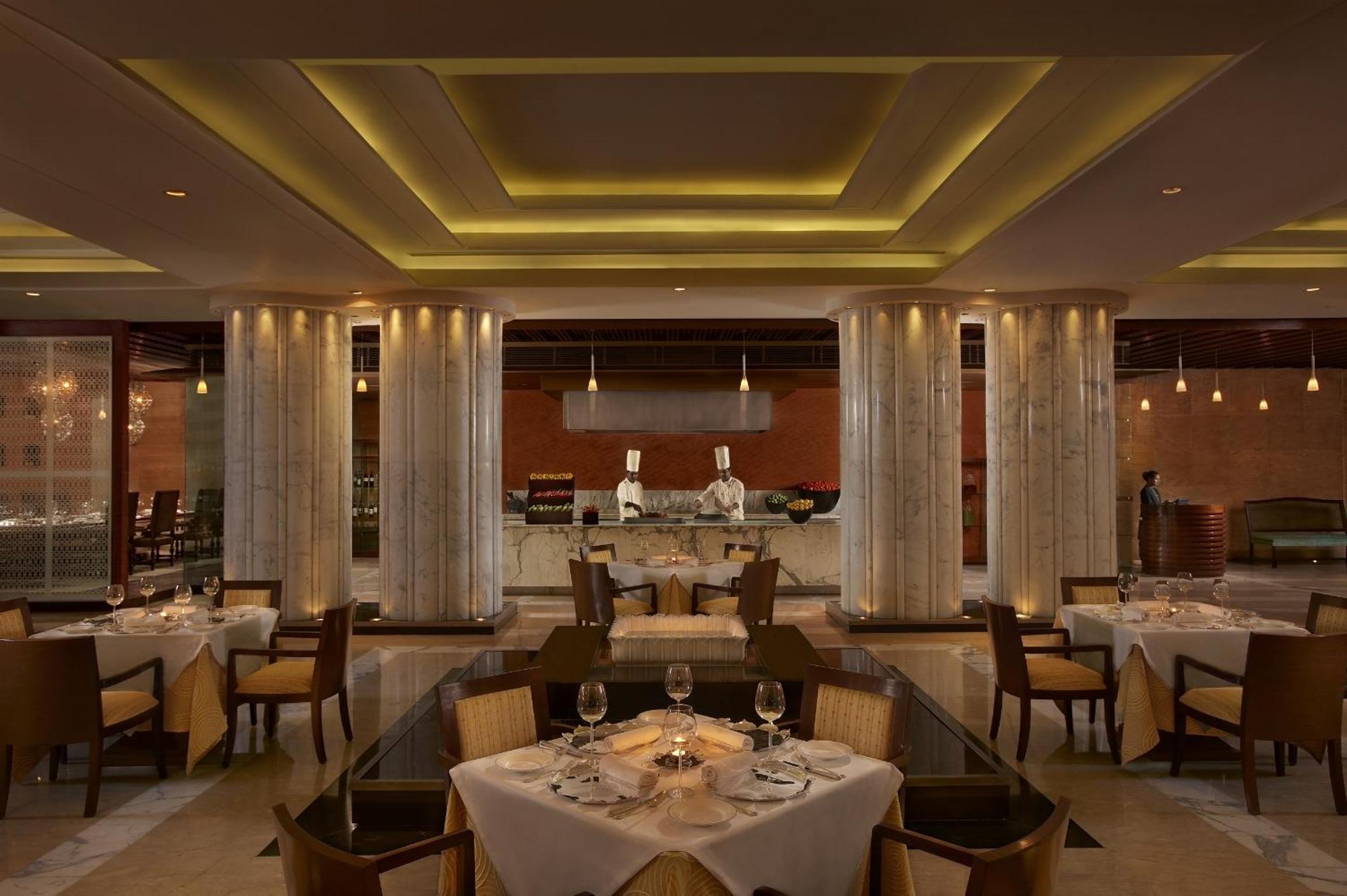 The Leela Ambience Gurugram Hotel & Residences - The Luxury Urban Sanctuary Γκουργκάον Εστιατόριο φωτογραφία The restaurant