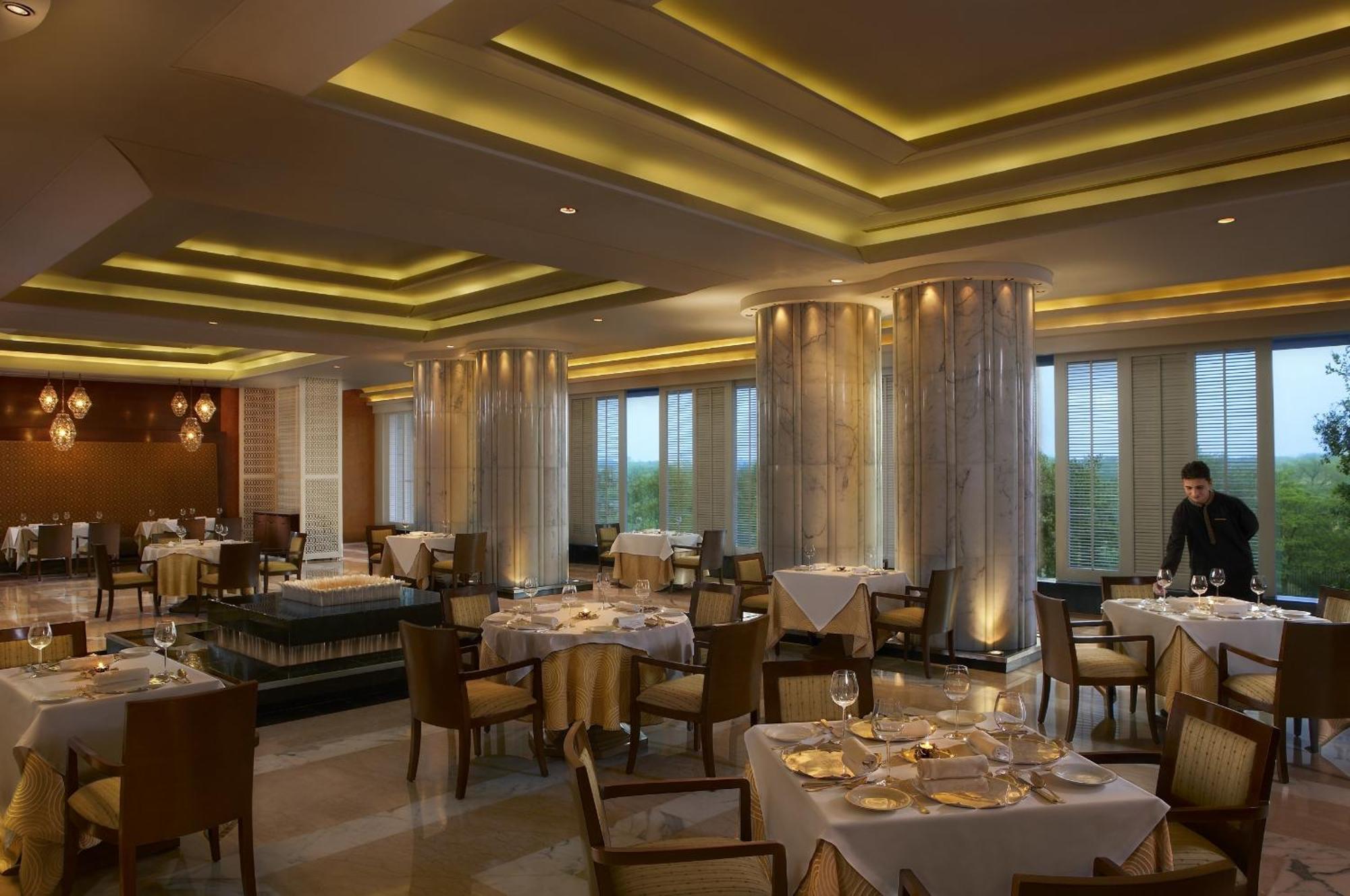 The Leela Ambience Gurugram Hotel & Residences - The Luxury Urban Sanctuary Γκουργκάον Εσωτερικό φωτογραφία The restaurant