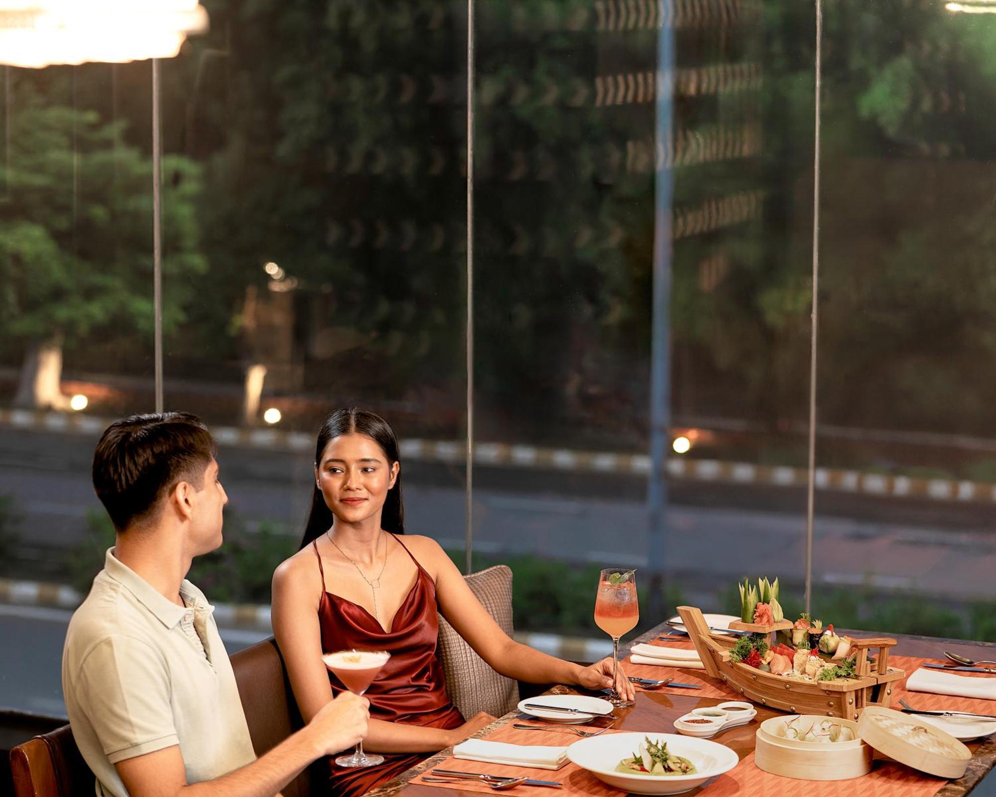 The Leela Ambience Gurugram Hotel & Residences - The Luxury Urban Sanctuary Γκουργκάον Εξωτερικό φωτογραφία A couple dining at the restaurant