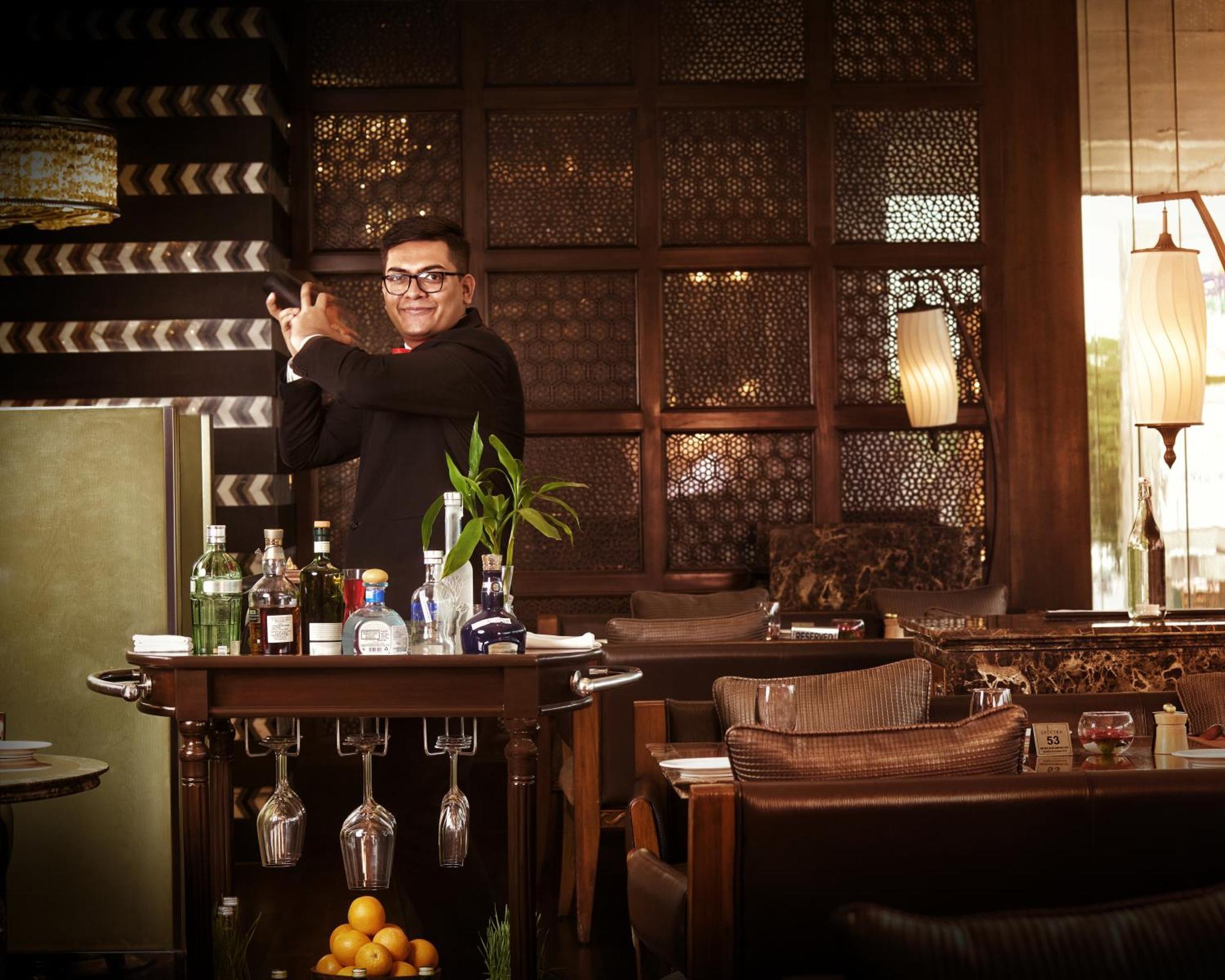 The Leela Ambience Gurugram Hotel & Residences - The Luxury Urban Sanctuary Γκουργκάον Εξωτερικό φωτογραφία A bartender at work