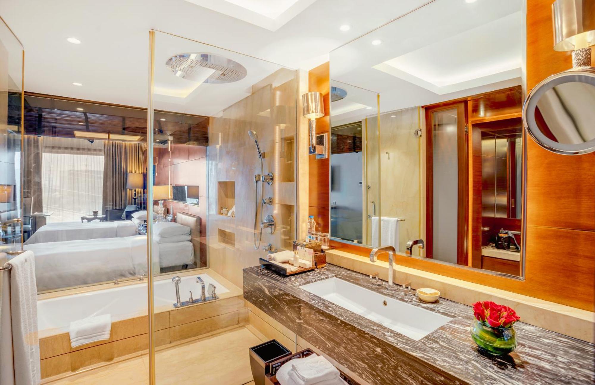 The Leela Ambience Gurugram Hotel & Residences - The Luxury Urban Sanctuary Γκουργκάον Εξωτερικό φωτογραφία Bathroom