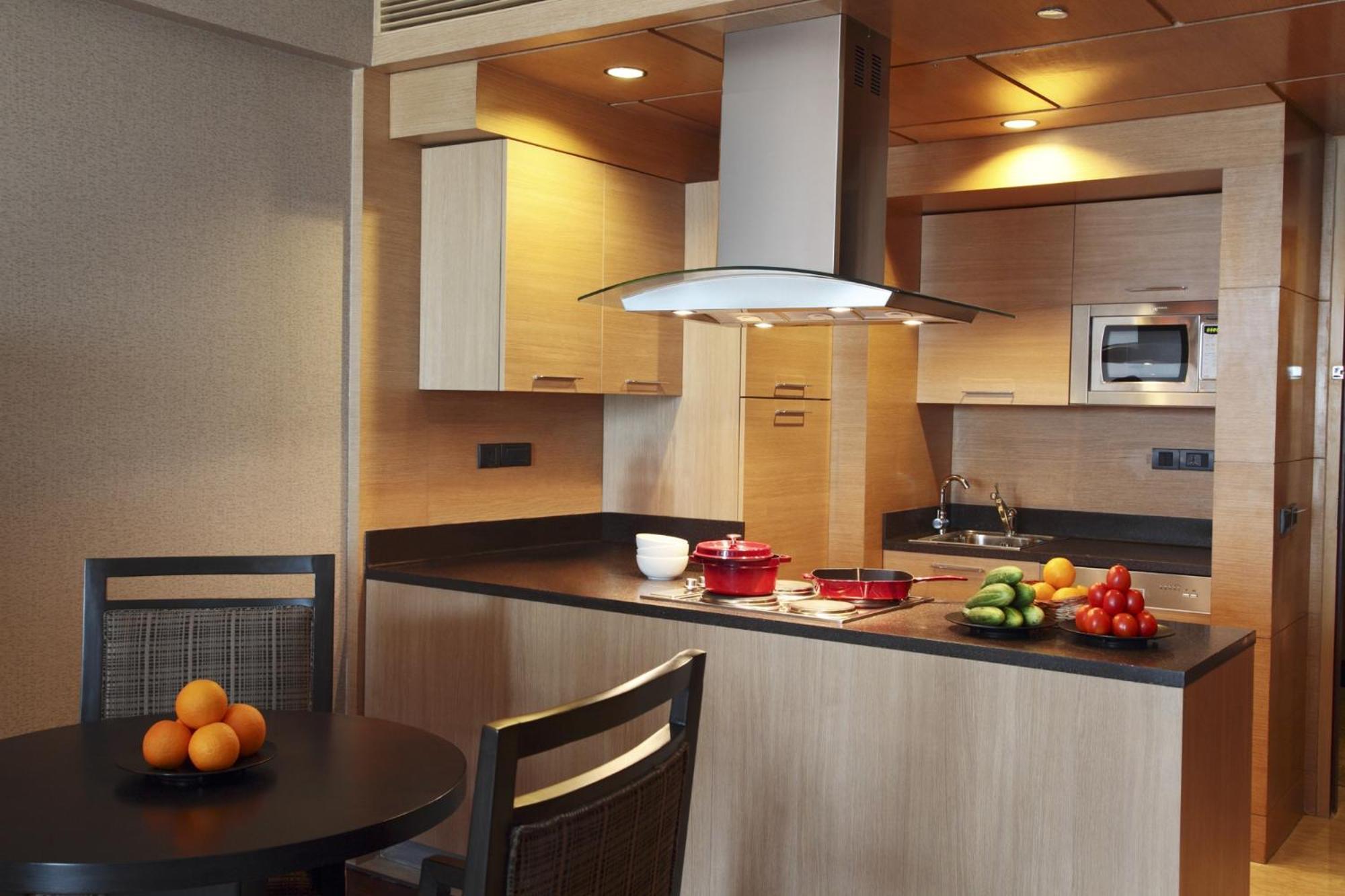 The Leela Ambience Gurugram Hotel & Residences - The Luxury Urban Sanctuary Γκουργκάον Εξωτερικό φωτογραφία A modern kitchen