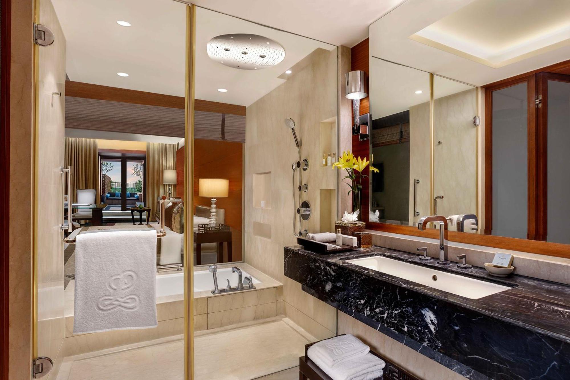 The Leela Ambience Gurugram Hotel & Residences - The Luxury Urban Sanctuary Γκουργκάον Εξωτερικό φωτογραφία Bathroom