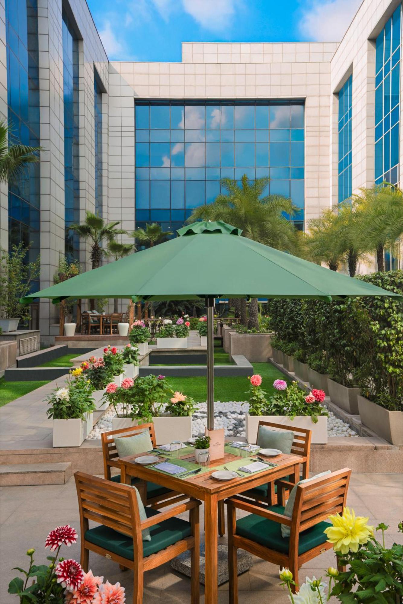 The Leela Ambience Gurugram Hotel & Residences - The Luxury Urban Sanctuary Γκουργκάον Εξωτερικό φωτογραφία A patio umbrella