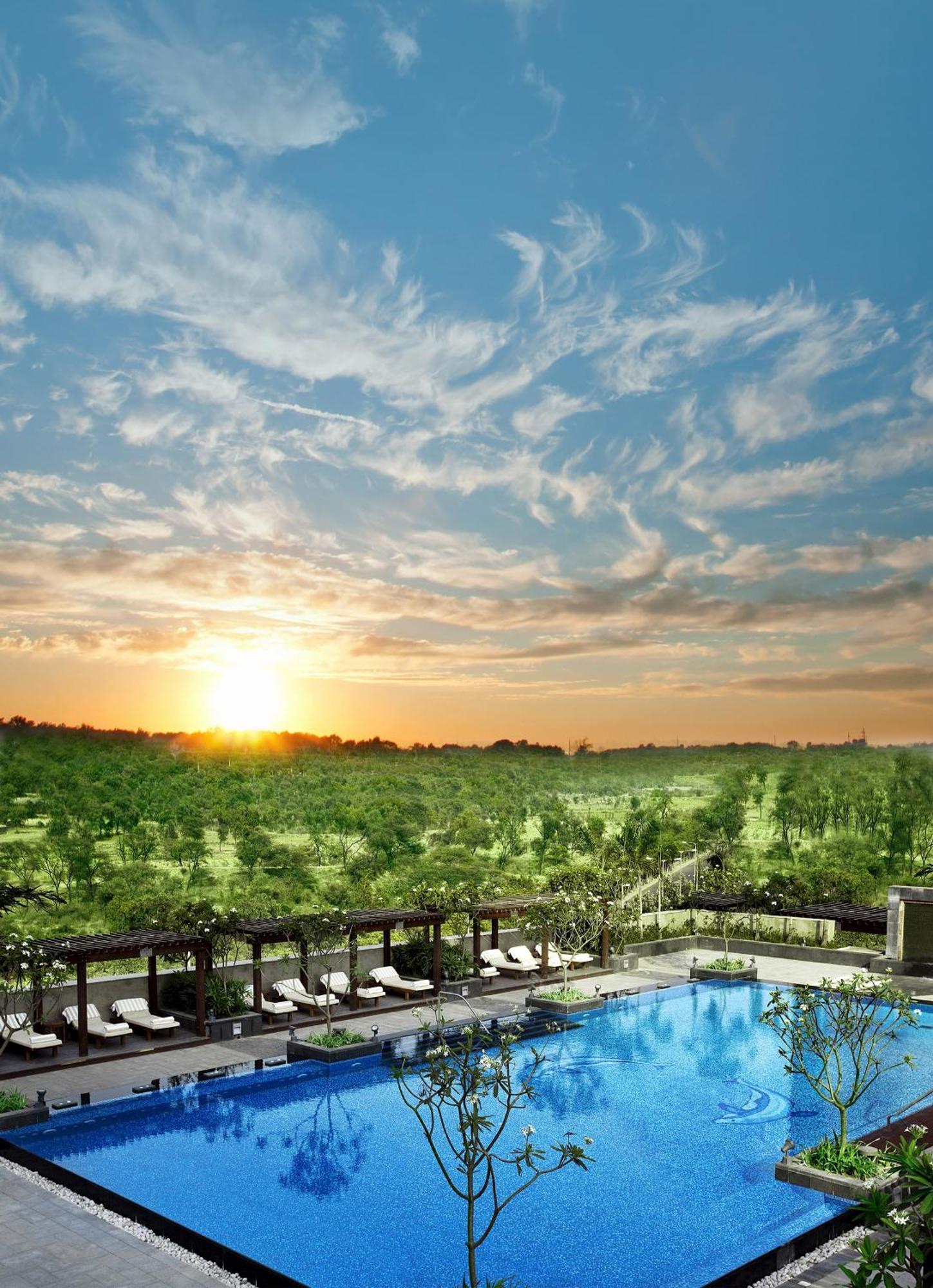 The Leela Ambience Gurugram Hotel & Residences - The Luxury Urban Sanctuary Γκουργκάον Εξωτερικό φωτογραφία Sunset at the vineyard