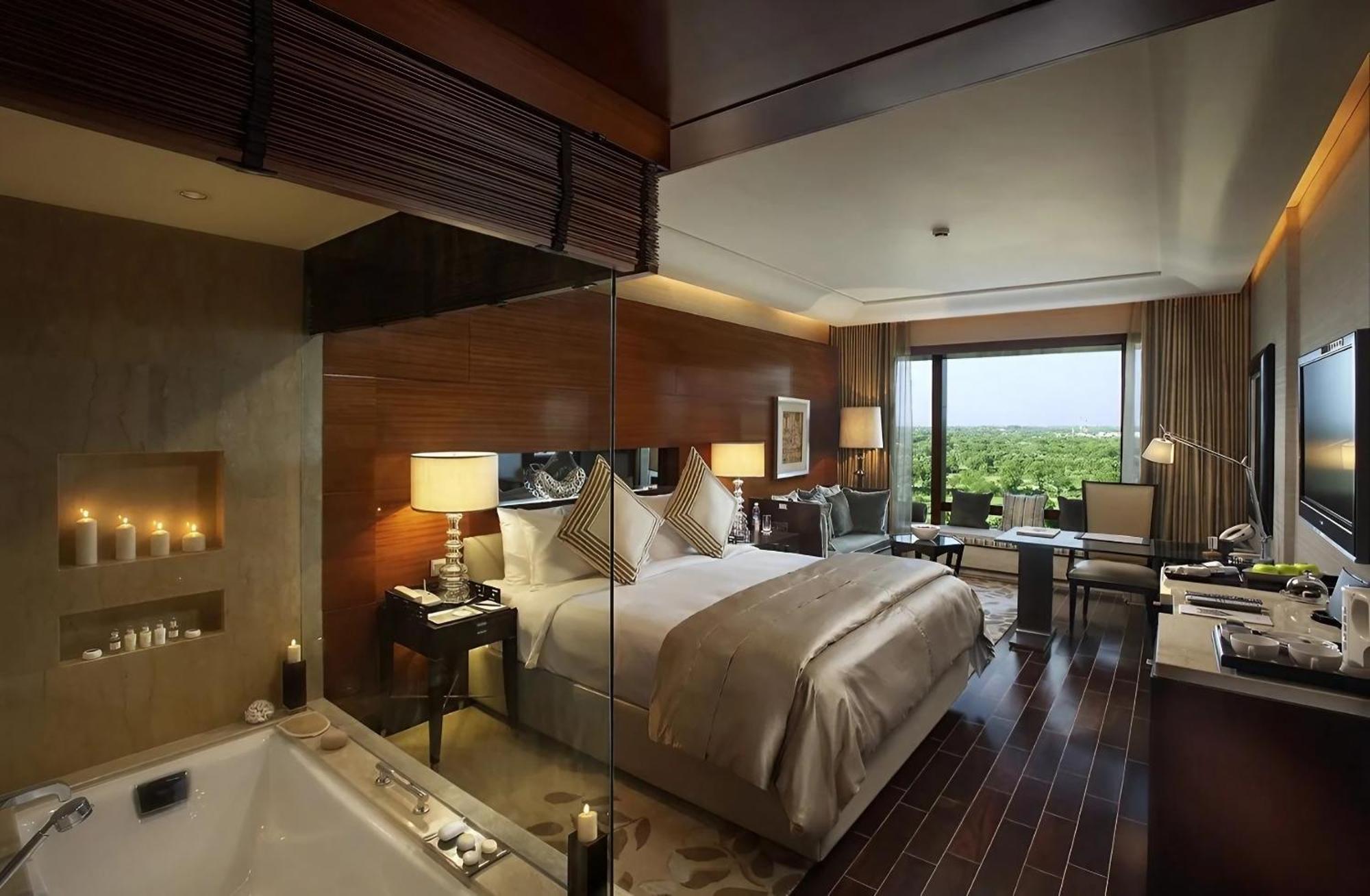 The Leela Ambience Gurugram Hotel & Residences - The Luxury Urban Sanctuary Γκουργκάον Εξωτερικό φωτογραφία A suite at the Taj Bengal