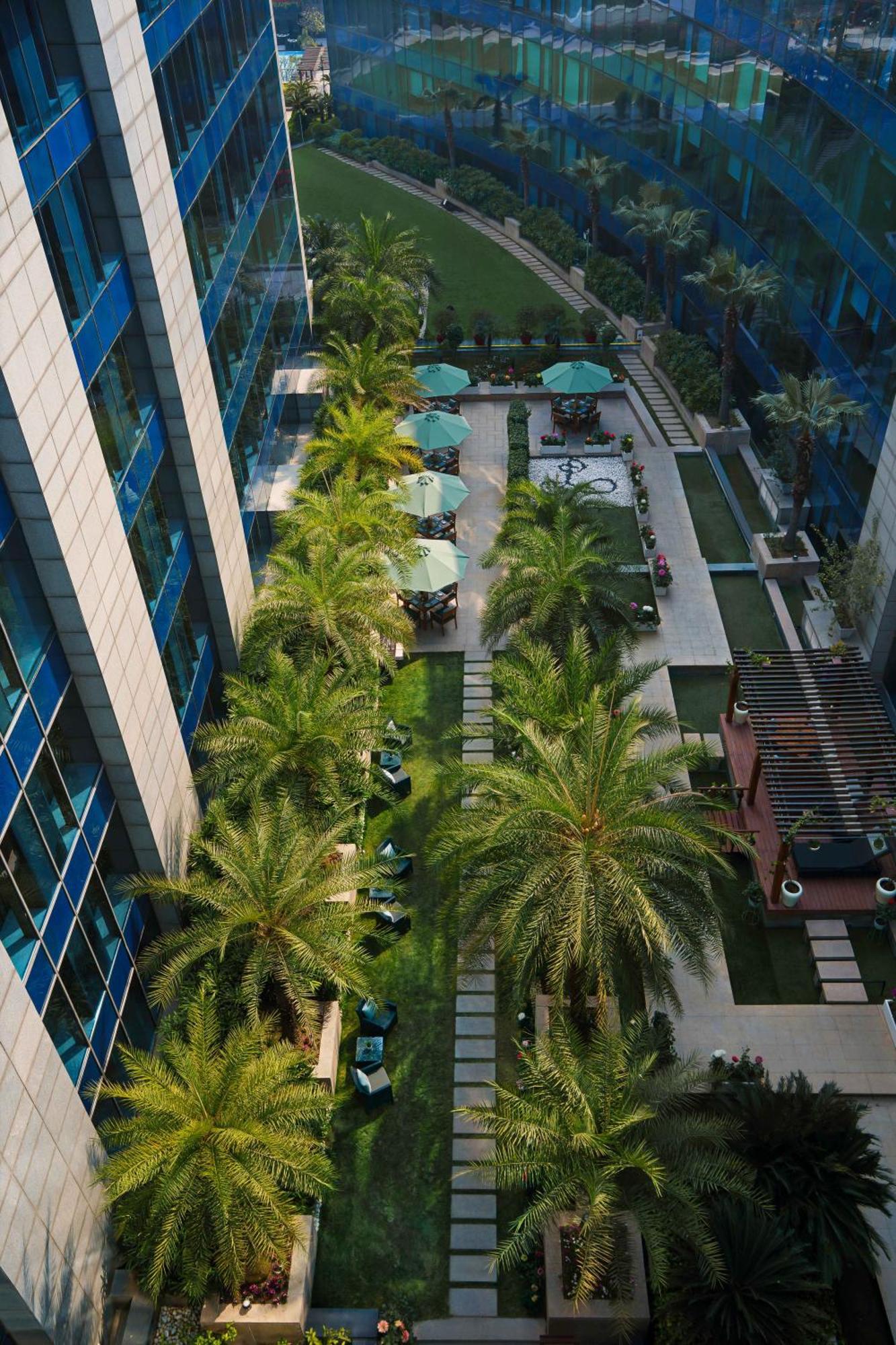 The Leela Ambience Gurugram Hotel & Residences - The Luxury Urban Sanctuary Γκουργκάον Εξωτερικό φωτογραφία The courtyard of the hotel