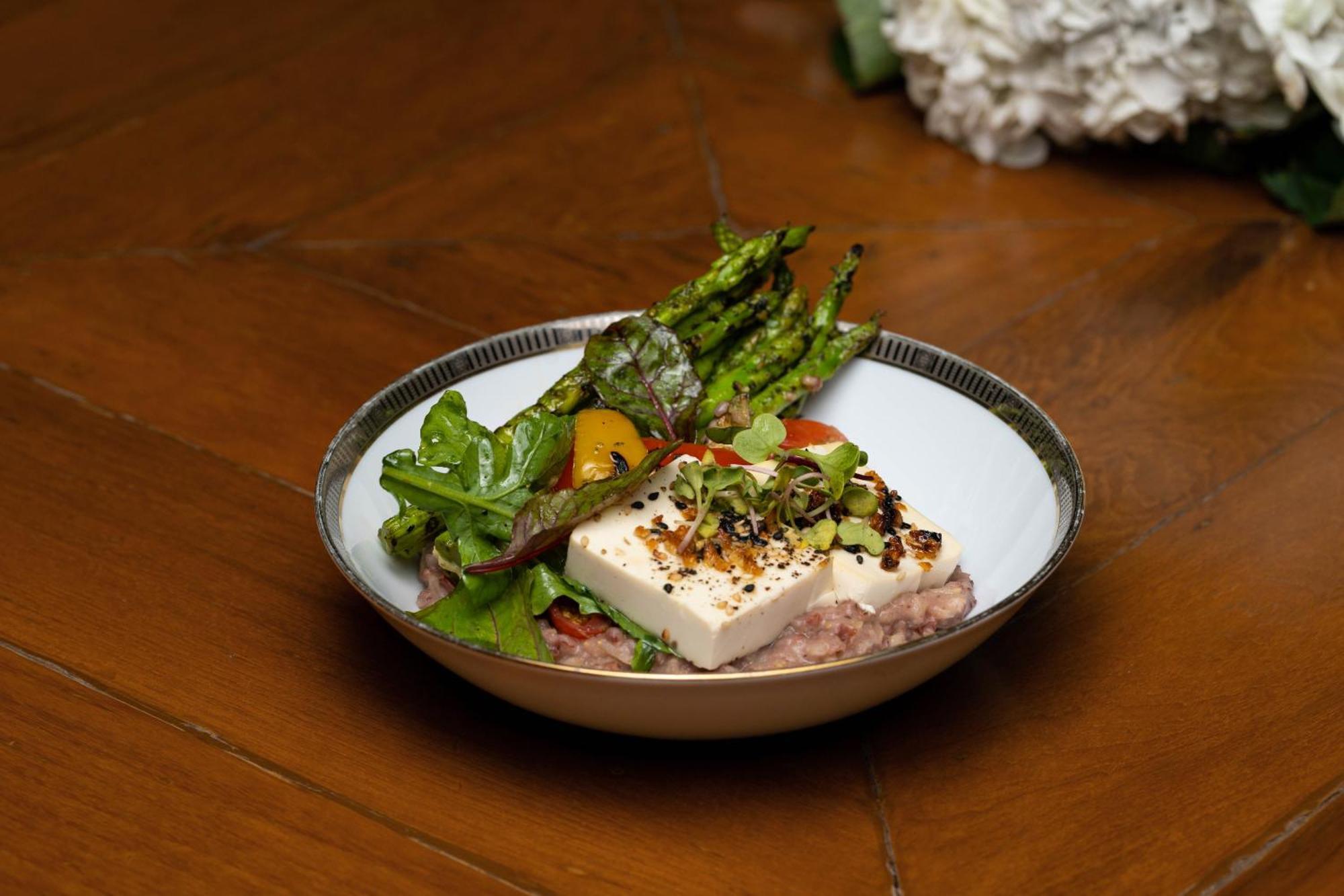The Leela Ambience Gurugram Hotel & Residences - The Luxury Urban Sanctuary Γκουργκάον Εξωτερικό φωτογραφία A salad with tofu
